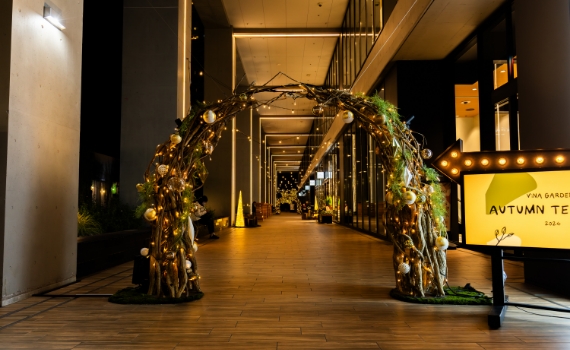 ViNA GARDENSのイルミネーションがクリスマスの装いに衣替え