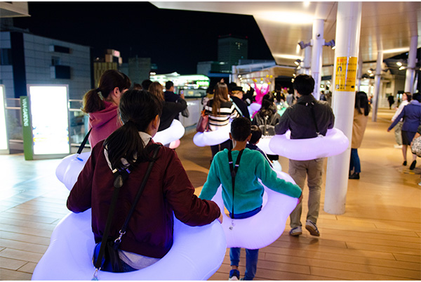 小田急線海老名駅でUターン。仕事帰りの方も元気な掛け声とかわいい姿に笑顔で「チャオ！」と応えていました。