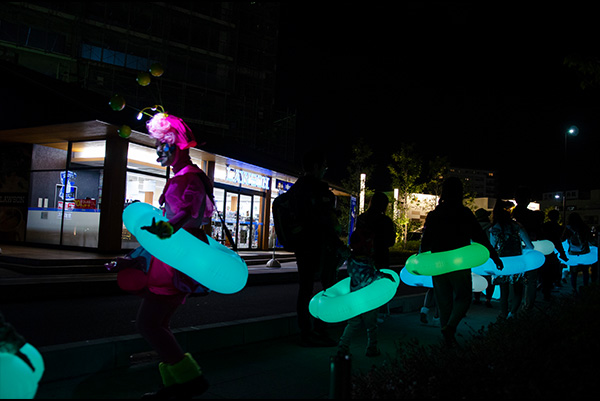 自由通路を降りたパレードはローソンViNA GARDENS店の前を元気に通過。